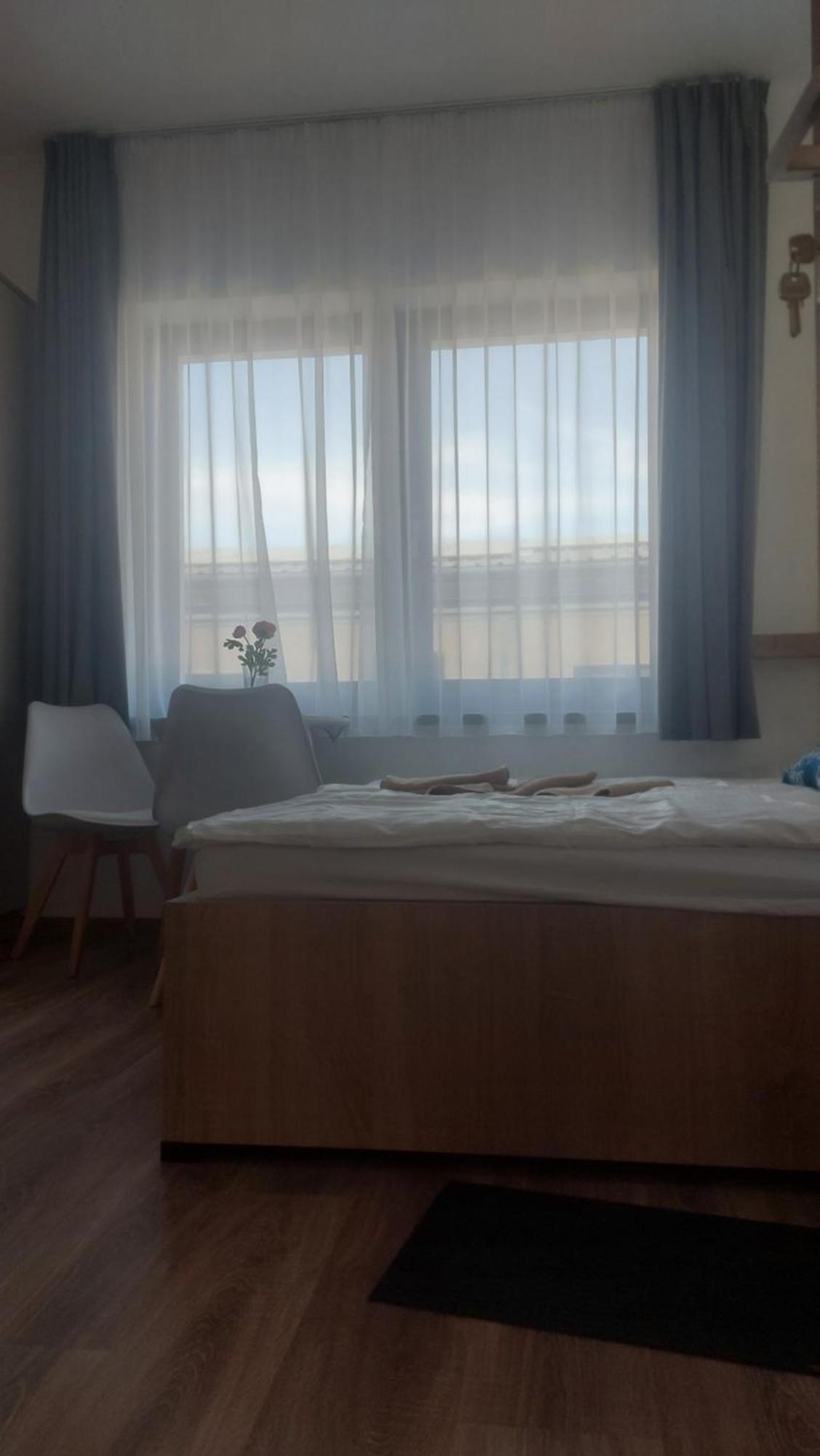 Csaladi Kikoeto Apartman Gyula Zewnętrze zdjęcie
