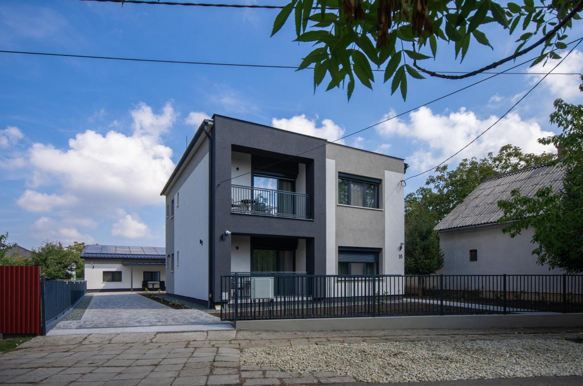 Csaladi Kikoeto Apartman Gyula Zewnętrze zdjęcie