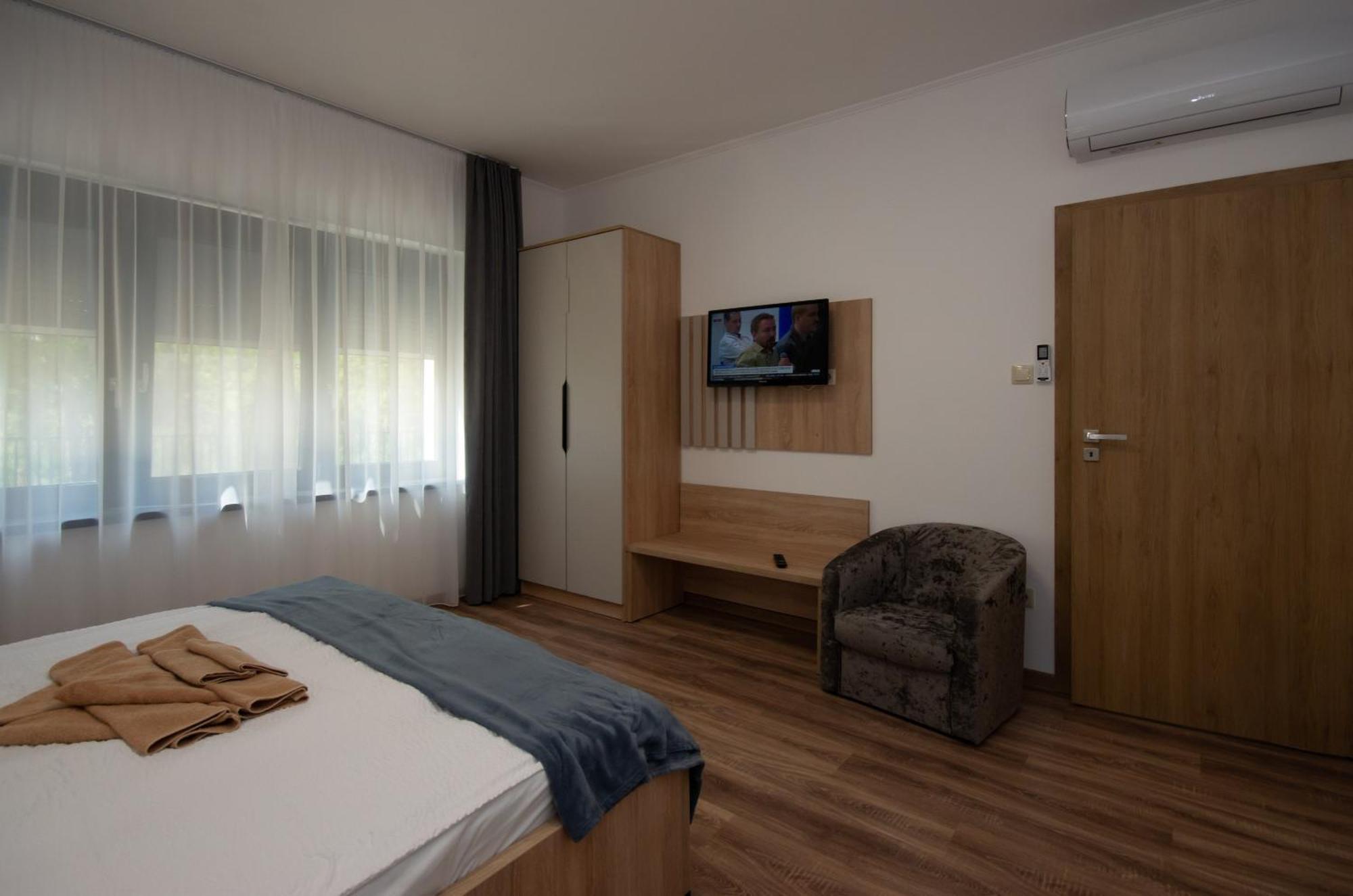 Csaladi Kikoeto Apartman Gyula Zewnętrze zdjęcie